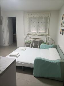 Marea apartamento. في آدرا: غرفة مستشفى بسريرين وطاولة