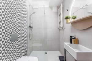 W łazience znajduje się prysznic, toaleta i umywalka. w obiekcie Warsaw City Apartments Stadion Narodowy w Warszawie