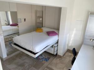 een kleine kamer met een bed met een glazen wand bij Funway Academic Resort in Madrid