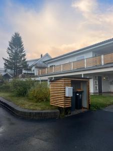 un pequeño edificio frente a un edificio en Lykkebo, en Tromsø