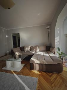 uma sala de estar com um sofá e uma mesa em Lara's Residence em Timisoara