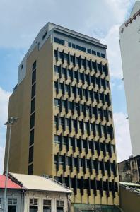クアラルンプールにあるLA ISRA at KLの窓が多く並ぶ高層ビル