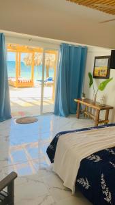 Schlafzimmer mit einem Bett und Meerblick in der Unterkunft La Isla Bonita in Punta Rucia