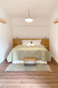 - une chambre avec un grand lit et une tête de lit en bois dans l'établissement NOOK studio apartman Lokve, à Lokve