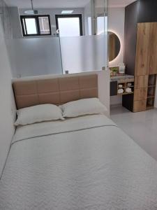 ein Schlafzimmer mit einem großen Bett in einem Zimmer in der Unterkunft Linda Suite minimalista in Guayaquil