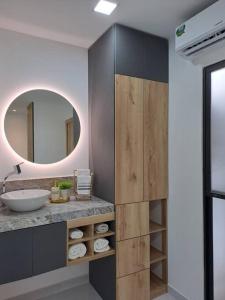 La salle de bains est pourvue d'un lavabo et d'un miroir. dans l'établissement Linda Suite minimalista, à Guayaquil