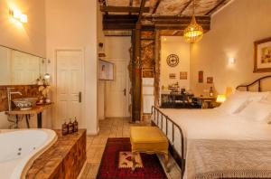Postel nebo postele na pokoji v ubytování Trieste Neve Tzedek Boutique Suites Tel Aviv