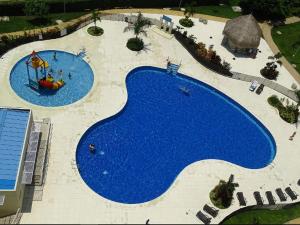 uma vista sobre uma grande piscina em Puerto Azul- Club House. em Ricaurte