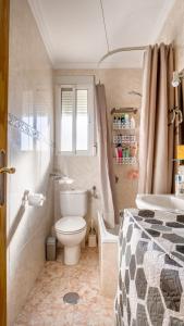 uma casa de banho com um WC, um lavatório e uma banheira em Los Urrutias, Murcia, Mar Menor em Los Urrutias