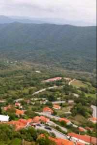 z góry widok na miasto z drzewami i budynkami w obiekcie Άγρια Λούλουδα Κατοικία Ευτυχία w mieście Timfristós