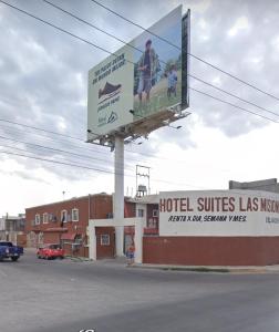 um sinal para um instituto de hotéis ao lado de uma rua em HABITACION SENCILLA CAMA KS Y BAÑO em Ciudad Juárez