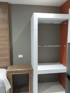 um quarto com um armário com prateleiras brancas em HABITACION SENCILLA CAMA KS Y BAÑO em Ciudad Juárez