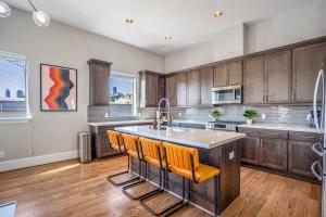 Η κουζίνα ή μικρή κουζίνα στο Luxury Downtown Home w Rooftop Deck in the Skyline