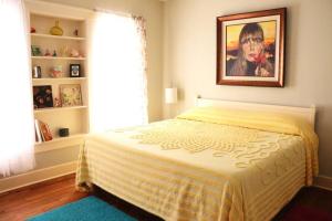 Łóżko lub łóżka w pokoju w obiekcie The Elvis House