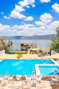 a pool with chairs and a view of the water at Equinoccio Hotel in Santa Ana