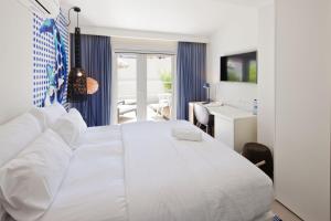 Tempat tidur dalam kamar di Costa d'Oiro Ambiance Village