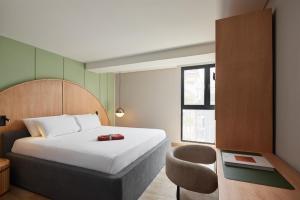 Postel nebo postele na pokoji v ubytování Wellcomm Spa & Hotel