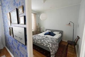Postel nebo postele na pokoji v ubytování Top Floor Apartment for Urban Explorers & Remote Working