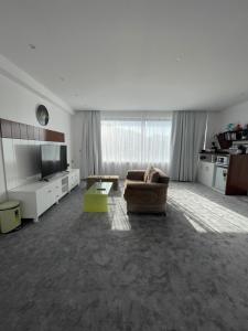 duży salon z kanapą i telewizorem w obiekcie Al ATLAL apartment w mieście Nizwa