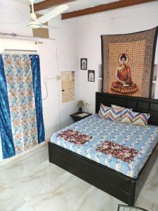 ein Schlafzimmer mit einem Bett und einem Wandgemälde in der Unterkunft Zigzag Homestay in Agra