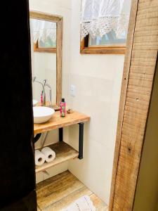 y baño con lavabo y espejo. en Casa completa em Santana de Parnaíba en Santana de Parnaíba