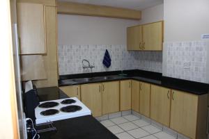 una cucina con fornelli e piano di lavoro di Anguna Holiday Flats a Margate