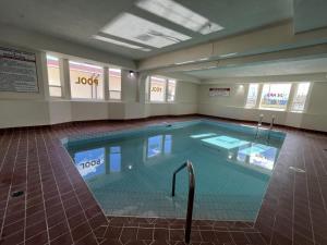 een groot binnenzwembad in een gebouw bij Western Budget Motel #1 & 2 Whitecourt in Whitecourt