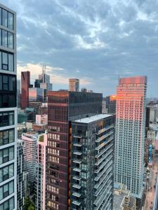 vista su uno skyline della città con edifici alti di INFIVILLA Amazing Penthouse Living in Sunrise- Breathtaking Skyline Lake View Downtown Toronto!A a Toronto