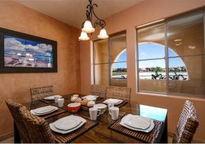 comedor con mesa, sillas y ventana en Condo 31-1 Right in front of the Pool with WiFi, en San Felipe