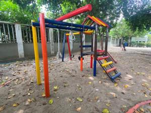 een speeltuin met kleurrijke speeltoestellen in een park bij Hermoso lugar para descansar in Barranquilla