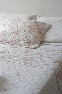 フランカにあるApartamento Gold Confortの白いベッド、枕、白い掛け布団 +13枚の写真