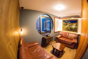 a living room with a couch and a mirror at Hotel Don Saul in Pasto