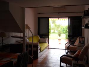 uma sala de estar com uma porta que abre para um pátio em Casa Linda da Praia do Alfamar em Albufeira