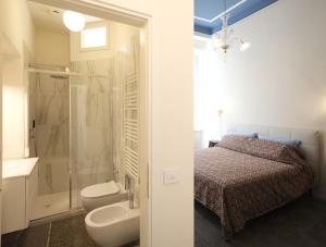uma casa de banho com uma cama, um chuveiro e um lavatório. em Villa Giulia BnB em Viareggio
