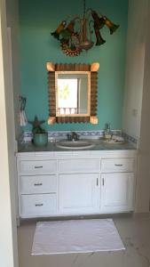 uma casa de banho com um lavatório branco e um espelho. em Condominio en Bahia Delfin em San Carlos