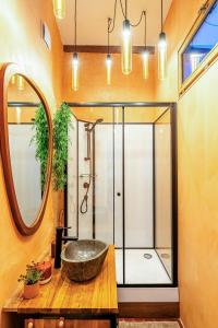 a bathroom with a sink and a shower at Casa Antoinette-Invitation vintage au-dessus du Vieux-Port in La Ciotat