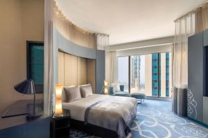 Una cama o camas en una habitación de W Doha