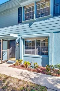 uma casa azul com uma porta azul e janelas em Beachside Duplex off Flagler with FREE garage parking em New Smyrna Beach