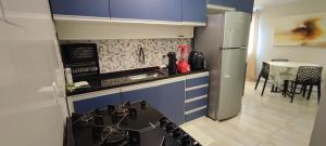 カボ・フリオにあるCasa aconchegante! perto de Búzios e Cabo Frioのキッチン(コンロ、冷蔵庫、テーブル付) +5枚の写真