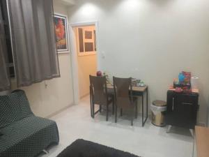 a living room with a dining room table and chairs at Apartamento ao lado do metro da Cinelândia e Consulado Americano in Rio de Janeiro