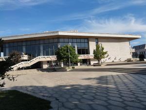 um grande edifício com muitas janelas em L'escale - Ultracentral em Craiova