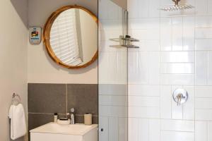 y baño con lavabo y espejo. en Two bedroom Apartment on kloof en Ciudad del Cabo