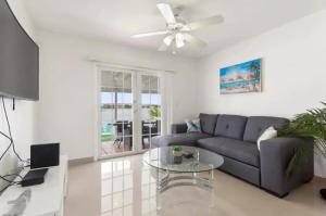 - un salon avec un canapé et une table dans l'établissement Lakeside 3br Retreat With Private Yard & Kayak Use, à Fort Lauderdale