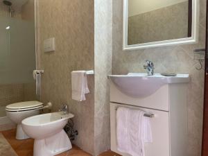 bagno con lavandino bianco e servizi igienici di Il Vicoletto nel centro storico di Frascati a Frascati