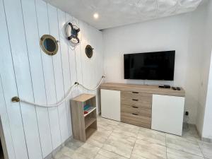 TV a/nebo společenská místnost v ubytování Magnifique appartement en front de mer, Caneylles