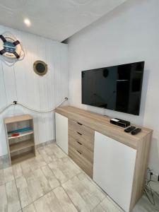 TV a/nebo společenská místnost v ubytování Magnifique appartement en front de mer, Caneylles