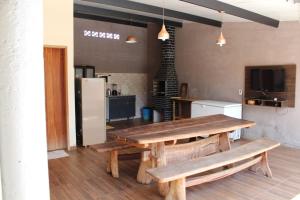 une cuisine avec une table en bois et deux bancs dans l'établissement Edifício Guarani, à Goiânia