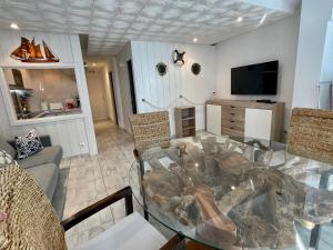 TV a/nebo společenská místnost v ubytování Magnifique appartement en front de mer, Caneylles