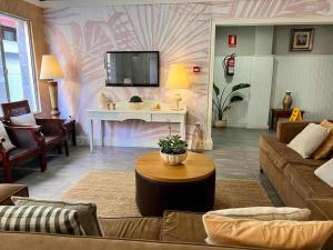 salon z kanapą i stołem w obiekcie Hotel Horizonte w mieście Santa Cruz de Tenerife