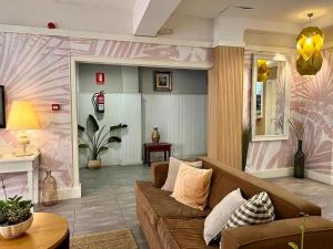 A seating area at Hotel Horizonte